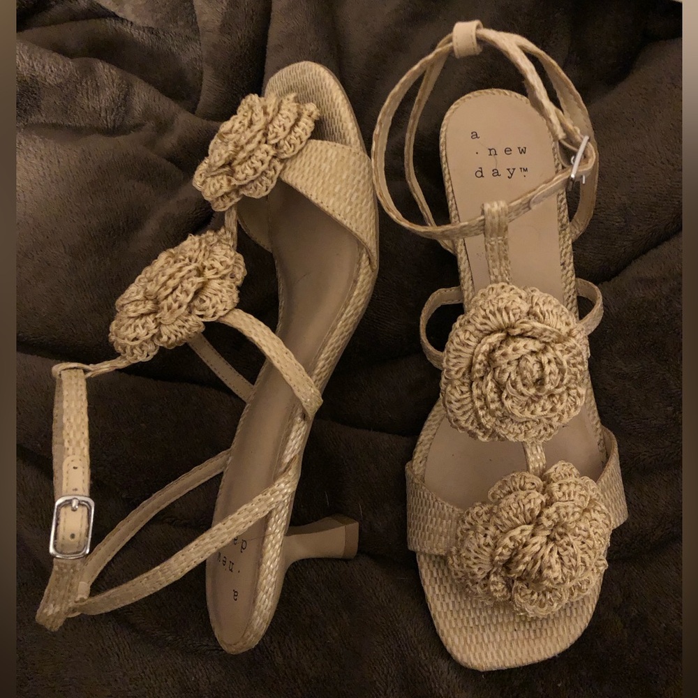 Crochet beige floral kitten heels